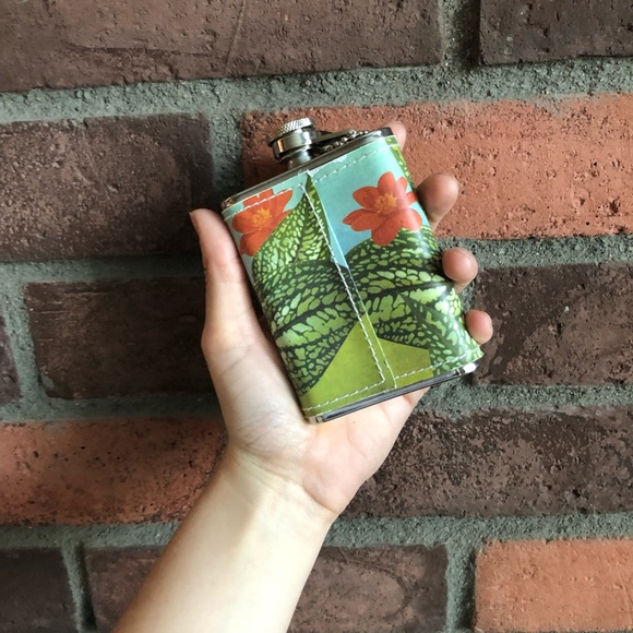 Pinup Flask Vintage Inspired - Picture 2 of 4